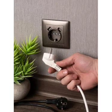 Валенсия лицевая панель розетки 1-местной с/з 16А графит с защ. штор. с 2 USB 2,1А