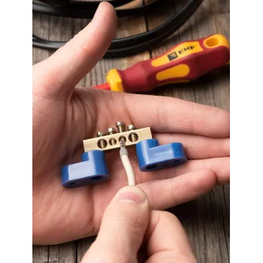 Шина 0 N 6х9мм 4 отверстия латунь 2 синих угловых изолятора PROxima