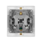 ETIKA Розетка двойная с заземлением со шторками белая автоматические зажимы