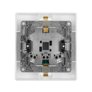 ETIKA Розетка двойная с заземлением со шторками белая автоматические зажимы