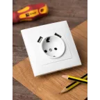 Валенсия розетка 1-местная с/з 16А белая с защ. штор. с 2 USB 2,1А