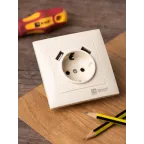 Валенсия розетка 1-местная с/з 16А кремовая с защ. штор. с 2 USB 2,1А
