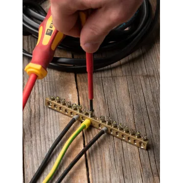 Шина PEN ноль-земля 6х9мм 16 отверстий латунь крепеж по центру PROxima