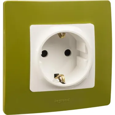 ETIKA Розетка с заземлением со шторками белая