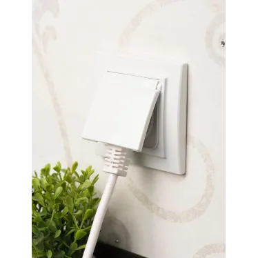 Розетка Минск 1-местная СП с заземлением и крышкой16А белая защитные шторки IP44