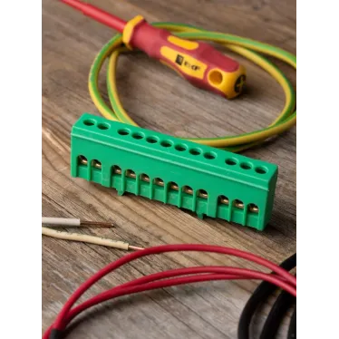 Шина 0 PE (6х9мм) 12 отверстий латунь зеленый изолированный корпус на DIN-рейку PROxima