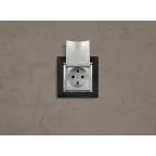 VALENA Розетка с заземлением без шторок с крышкой алюминий