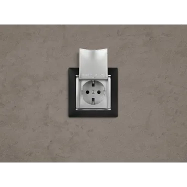 VALENA Розетка с заземлением без шторок с крышкой алюминий