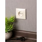 Валенсия розетка 1-местная б/з 10А кремовая с защ. штор.