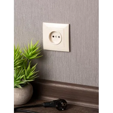 Валенсия розетка 1-местная б/з 10А кремовая с защ. штор.