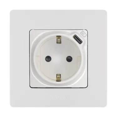 Розетка с заземлением с USB тип C - Etika - со шторками 16А 250В 1500мА 7,5Вт безвинтовые зажимы - белая