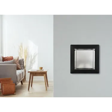 VALENA Розетка с заземлением без шторок с крышкой алюминий