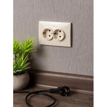 Валенсия розетка 2-местная с/з 16А кремовая с защ. штор. PROxima