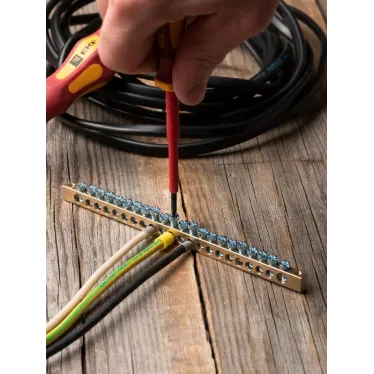 Шина PEN ноль-земля 6х9мм 22 отверстия латунь крепеж по краям PROxima