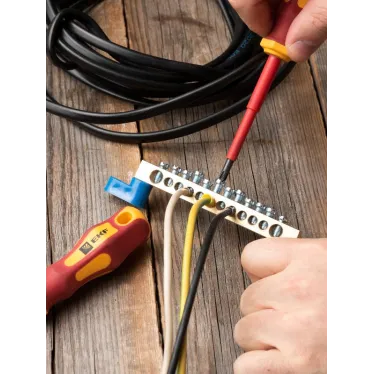 Шина нулевая 8х12мм 125А 12 отверстий 2 изолятора стойка латунь PROxima