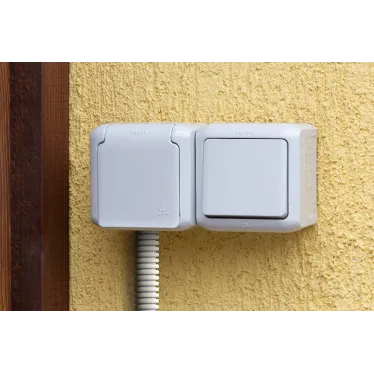 Quteo Блок: Выключатель + розетка с заземлением со шторками наружный серый IP44