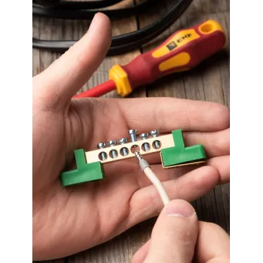 Шина 0 PE 6x9мм 6 отверстий латунь с контактной пластиной 2 зелёных угловых изолятора PROxima