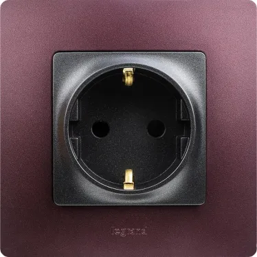 ETIKA Розетка с заземлением со шторками антрацит винтовые зажимы