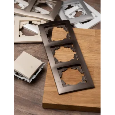 Валенсия Рамка 3-местная графит