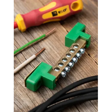 Шина 0 PE 6x9мм 6 отверстий латунь с контактной пластиной 2 зелёных угловых изолятора PROxima