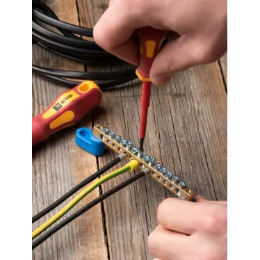 Шина нулевая 63.14 2 изолятора стойка (10шт) латунь