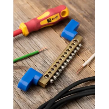 Шина нулевая 63.12 (2 изолятора стойка) латунь