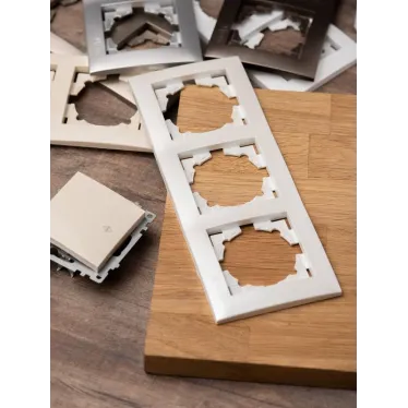 Валенсия рамка 3-местная белая