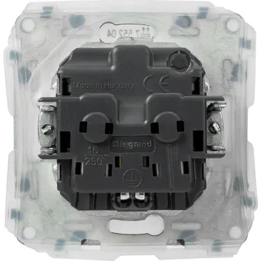 Valena ALLURE Розетка силовая 2К+З со шторками с крышкой белая IP44