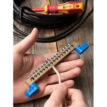 Шина 0 N 8х12мм 16 отверстий латунь 2 синих угловых изолятора PROxima