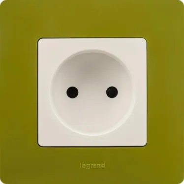 ETIKA Розетка без заземления со шторками белая винтовые зажимы