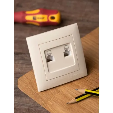 Валенсия розетка компьютерная RJ-45 2-местная кремовая