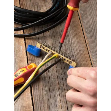 Шина нулевая 63.12 (2 изолятора стойка) латунь