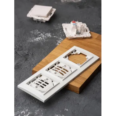 Рамка Минск 3-местная горизонтальная белая