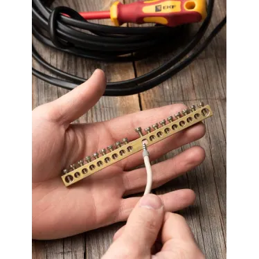 Шина PEN ноль-земля 6х9мм 18 отверстий латунь крепеж по центру PROxima