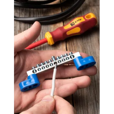 Шина 0 N (6x9мм) 10 отв. цинк 2 синих угловых изолятора