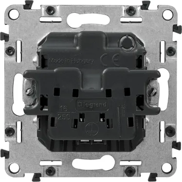 Valena IN MATIC Розетка силовая 2К 16А 250В со шторками безвинтовые зажимы