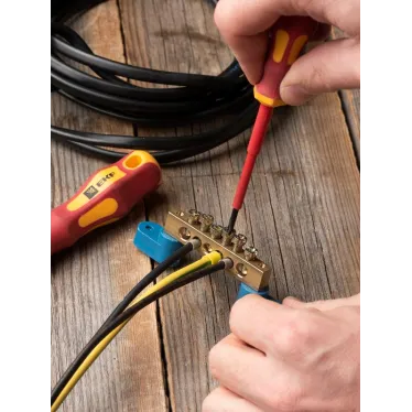 Шина 0 N 8х12мм 6 отверстий латунь 2 синих угловых изолятора PROxima