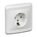 ЭТЮД Розетка скрытая с заземлением со шторками белая