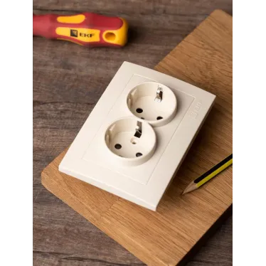 Валенсия розетка 2-местная с/з 16А кремовая с защ. штор. PROxima