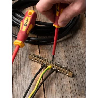 Шина PEN ноль-земля 6х9мм 14 отверстий латунь крепеж по краям PROxima