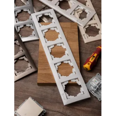 Валенсия рамка 5-местная белая