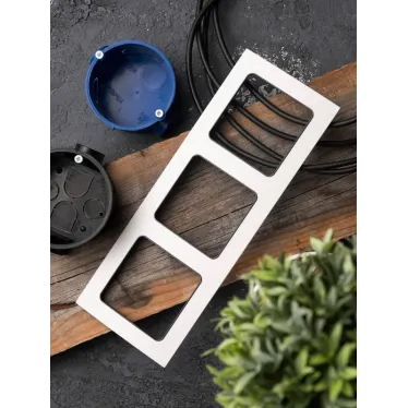 Стокгольм Рамка 3-местная белая с линией цвета черный