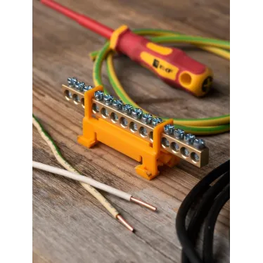 Шина 0 PE (6х9мм) 14 отверстий латунь желтый изолятор тип Стойка на DIN-рейку PROxima