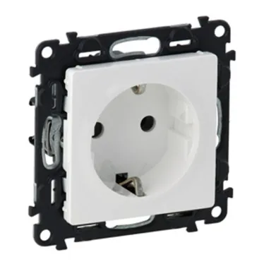 Valena LIFE Розетка силовая 2К+З 16А 250В со шторками безвинтовые зажимы с лицевой панелью белая