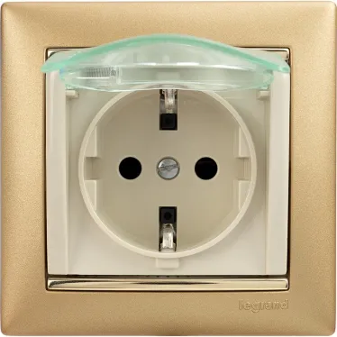 VALENA Розетка с заземлением со шторками с крышкой в рамку слоновая кость