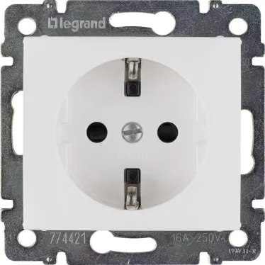 VALENA Розетка с заземлением со шторками в рамку белая