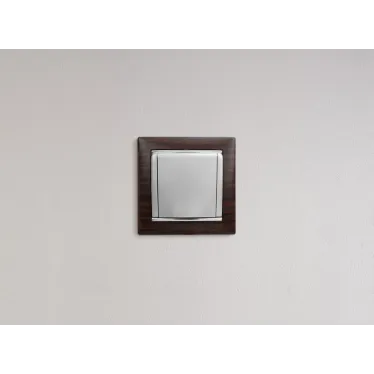 VALENA Розетка с заземлением без шторок с крышкой алюминий