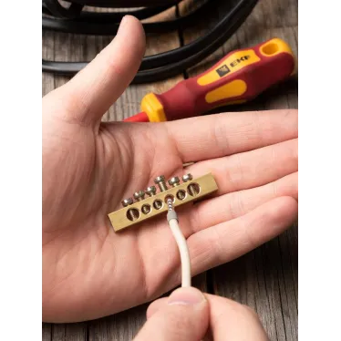 Шина PEN ноль-земля 6х9мм 6 отверстий латунь крепеж по краям PROxima