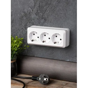 Розетка Рим 3-местная 16А с заземлением белая