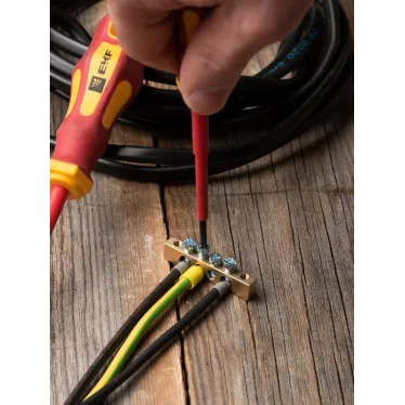 Шина PEN ноль-земля 6х9мм 4 отверстия латунь крепеж по краям PROxima